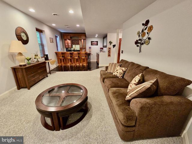 712 CARRIAGE, Aston, PA 19014