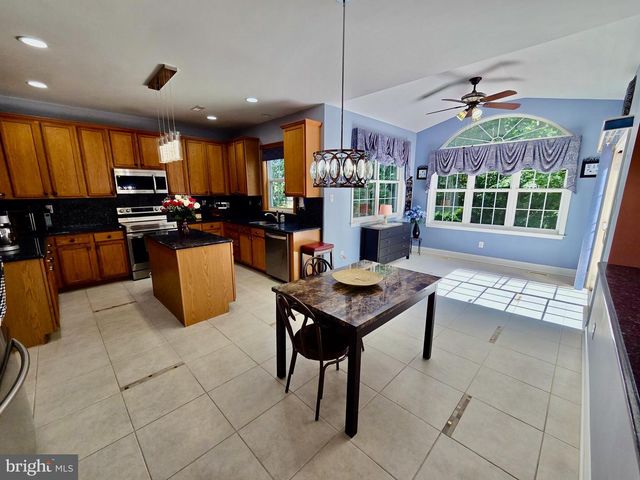 712 CARRIAGE, Aston, PA 19014