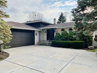 1040 Azalea Drive, Munster, IN 46321