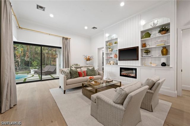 9833 Clear Lake CIR, Naples, FL 34109