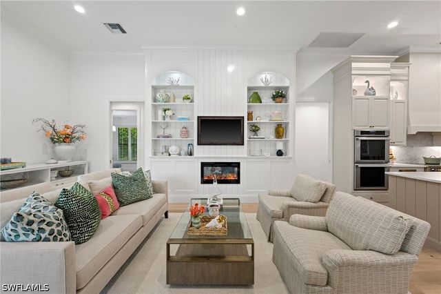 9833 Clear Lake CIR, Naples, FL 34109