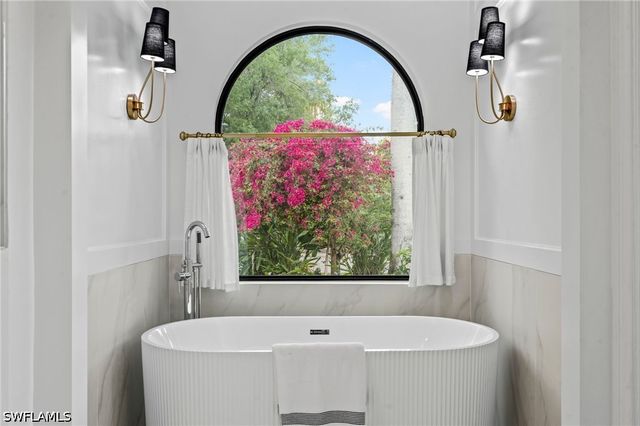 9833 Clear Lake CIR, Naples, FL 34109