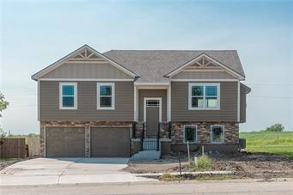 1104 Eagle Crest Drive, Holden, MO 64040