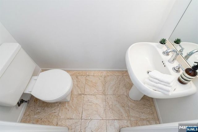 362 Sandcastle Key, Secaucus, NJ 07094