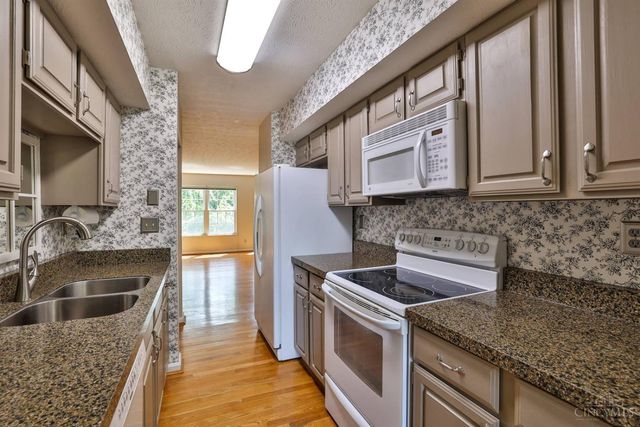 10555 Montgomery Road, Montgomery, OH 45242