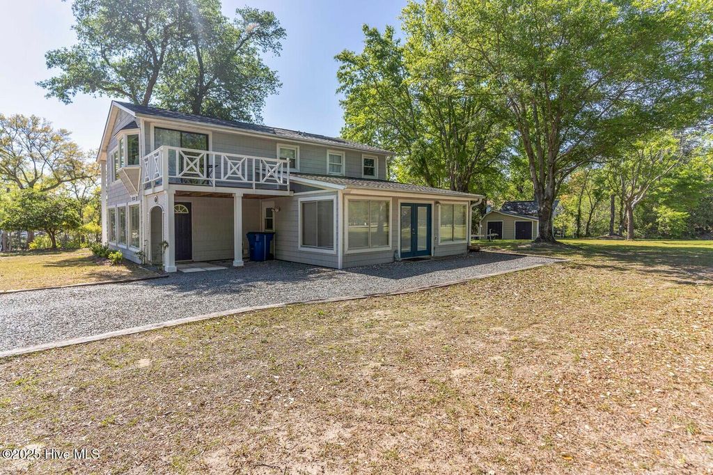 Image 5 of property listing at 2038 Trinity Avenue, Wilmington, NC 28411