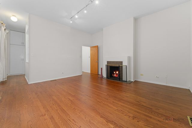 421 W Oakdale Avenue 4, Chicago, IL 60657