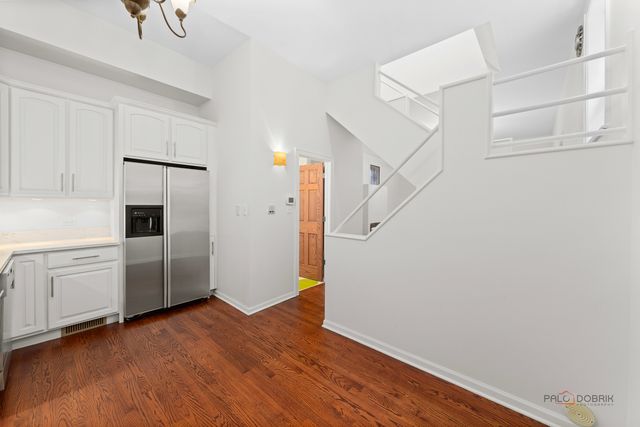 421 W Oakdale Avenue 4, Chicago, IL 60657