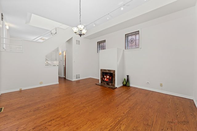 421 W Oakdale Avenue 4, Chicago, IL 60657