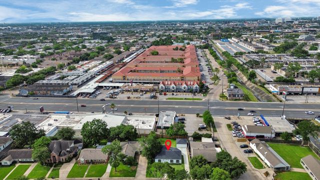 6249 Locke Lane, Houston, TX 77057