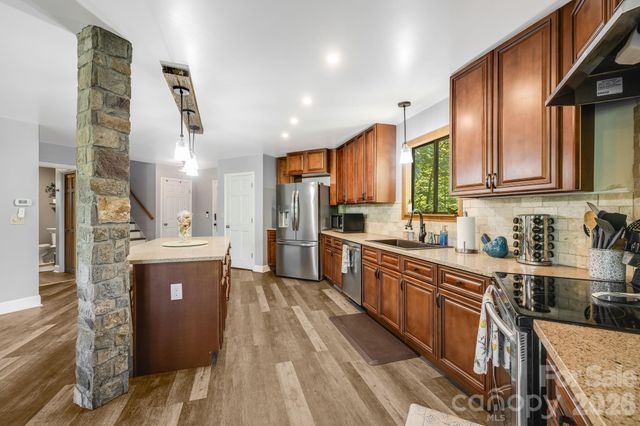 169 Viking Trail, Hendersonville, NC 28739