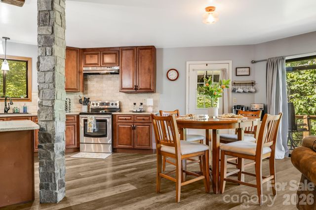 169 Viking Trail, Hendersonville, NC 28739