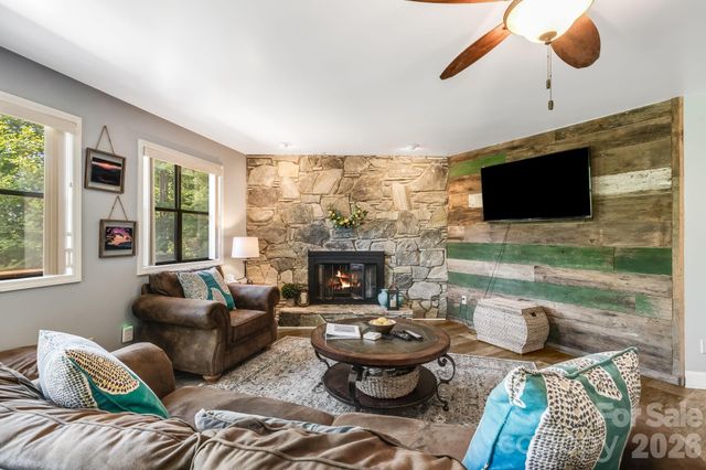 169 Viking Trail, Hendersonville, NC 28739