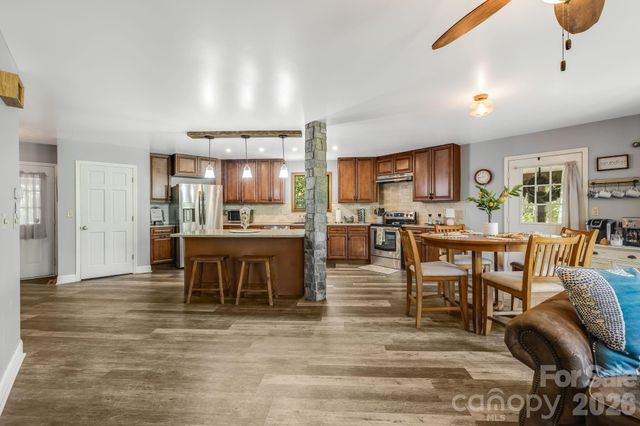 169 Viking Trail, Hendersonville, NC 28739