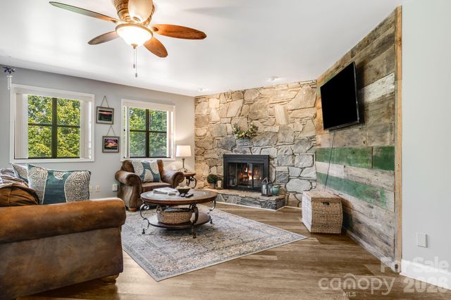169 Viking Trail, Hendersonville, NC 28739