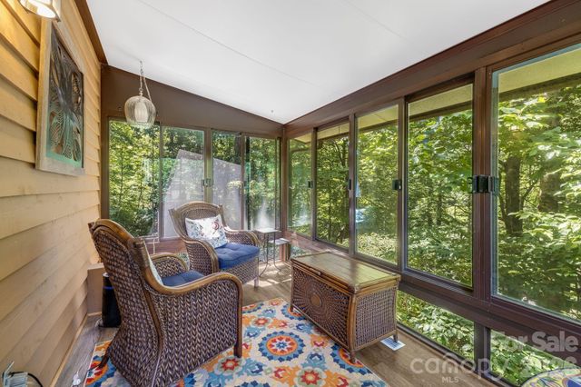 169 Viking Trail, Hendersonville, NC 28739