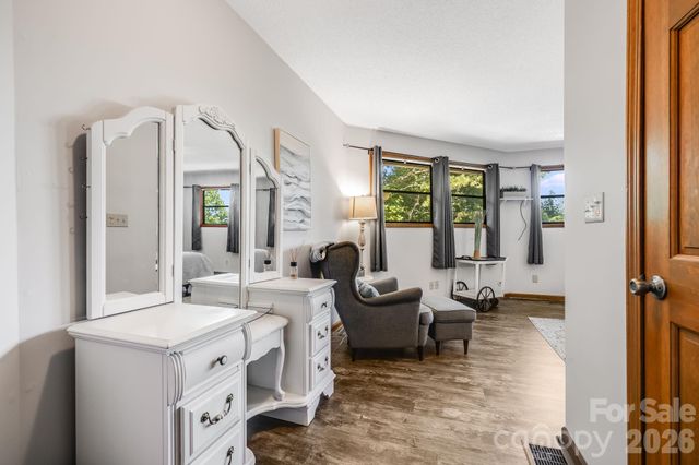 169 Viking Trail, Hendersonville, NC 28739