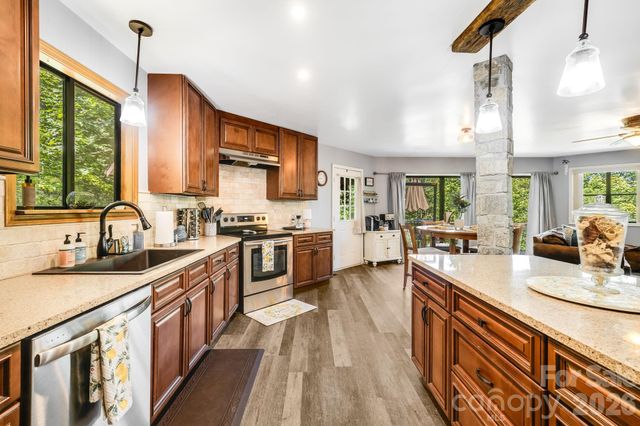 169 Viking Trail, Hendersonville, NC 28739