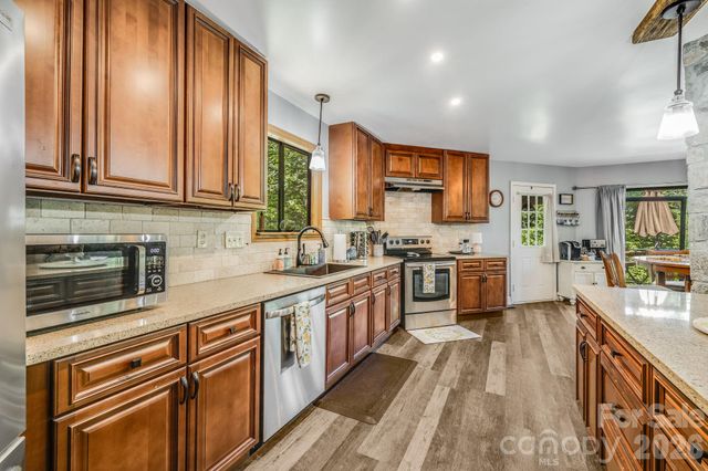 169 Viking Trail, Hendersonville, NC 28739