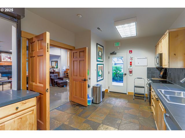 17083 Sw BERKELEY Ln, Beaverton, OR 97003