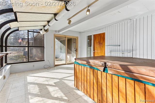 35840 Oakwood Lane, Westland, MI 48186