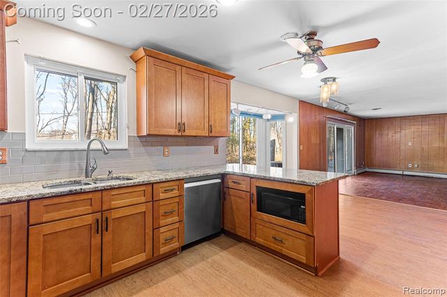 35840 Oakwood Lane, Westland, MI 48186