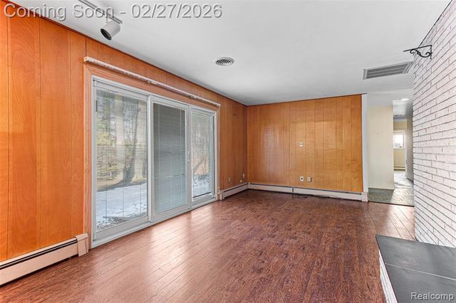 35840 Oakwood Lane, Westland, MI 48186