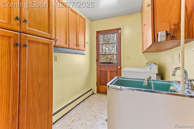 35840 Oakwood Lane, Westland, MI 48186