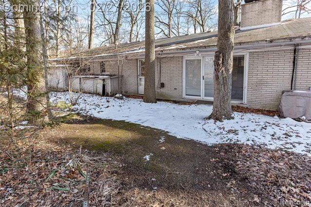 35840 Oakwood Lane, Westland, MI 48186