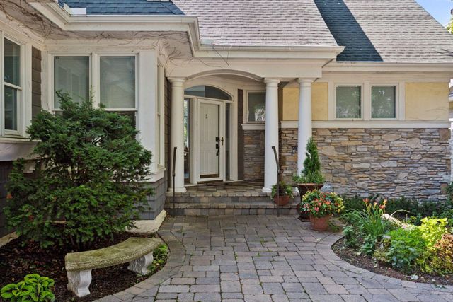 1360 Skyline Drive, Golden Valley, MN 55422