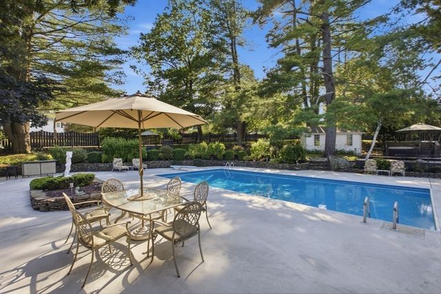 2 Russell Road, Lynnfield, MA 01940