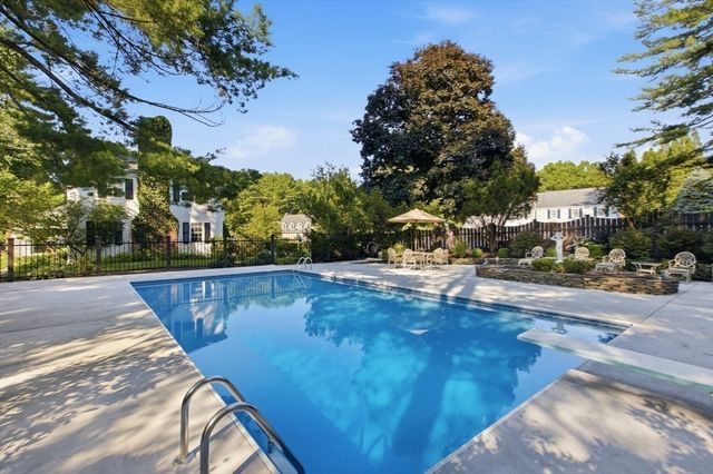 2 Russell Road, Lynnfield, MA 01940