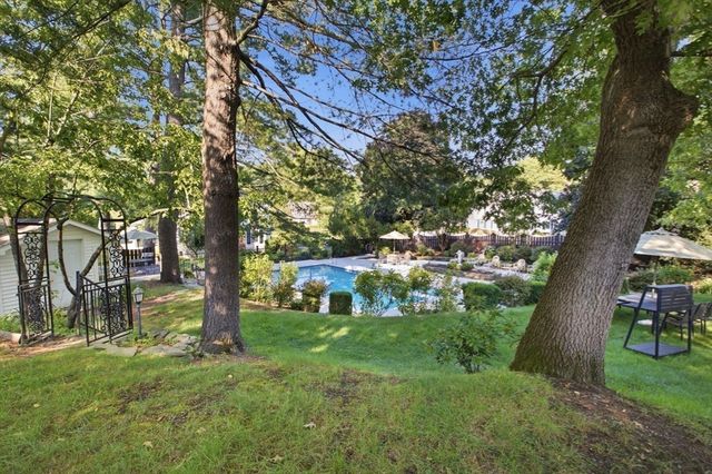 2 Russell Road, Lynnfield, MA 01940