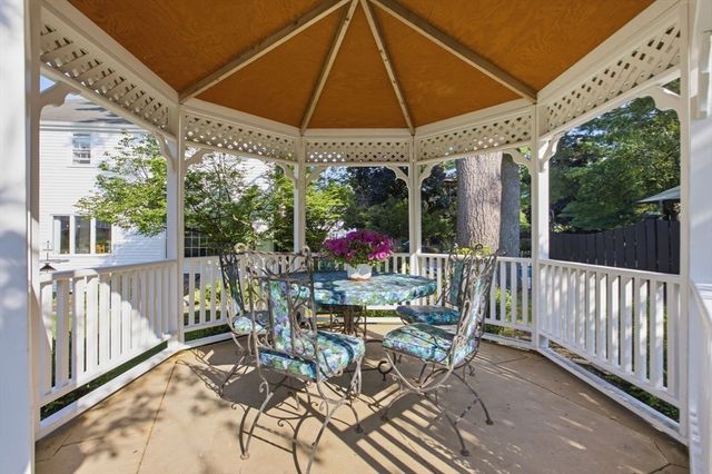 2 Russell Road, Lynnfield, MA 01940