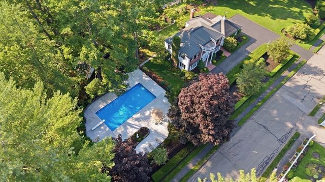 2 Russell Road, Lynnfield, MA 01940