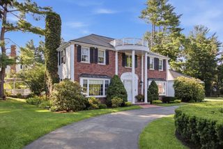 2 Russell Road, Lynnfield, MA 01940