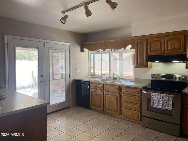 2221 W EL MORO Avenue, Mesa, AZ 85202