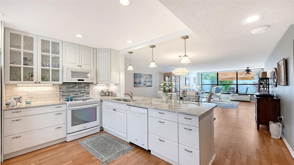 666 WOODLAWN DRIVE 666, BRADENTON, FL 34210 — photo 2