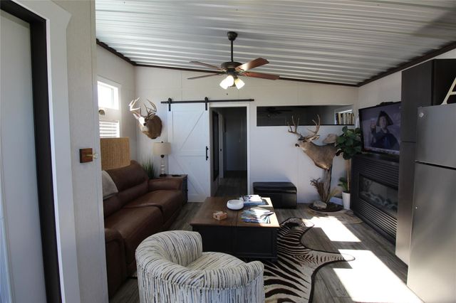 1524 Shaws Bend Road, Columbus, TX 78934