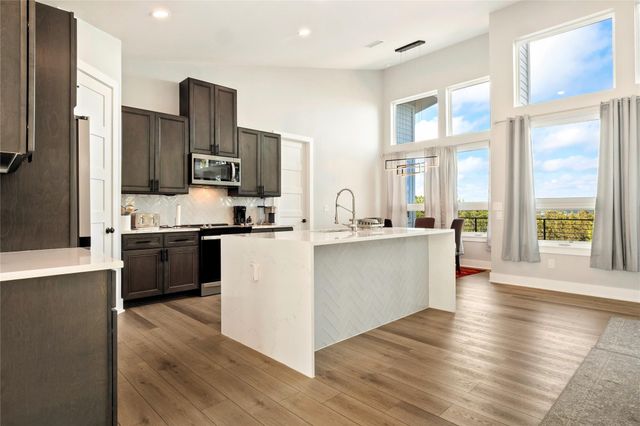 300 Summit Ridge DR N, Point Venture, TX 78645