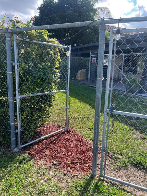 Image 10 of property listing at 6101 SW 153rd Ct Rd, Miami, FL 33193