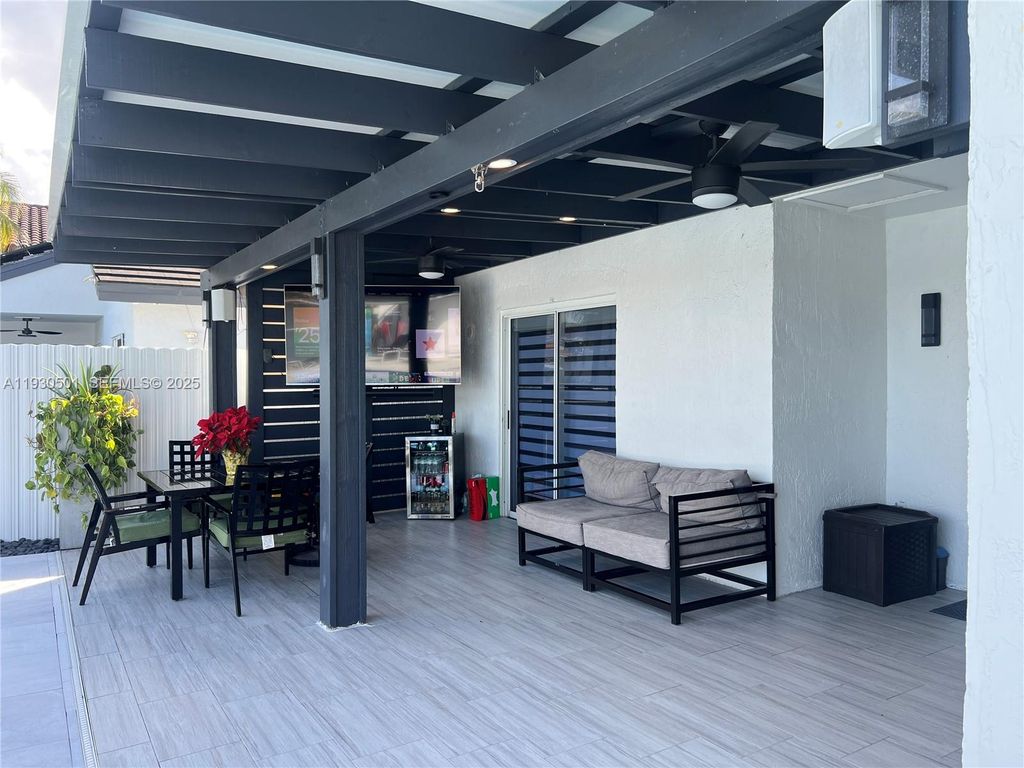 Image 8 of property listing at 6101 SW 153rd Ct Rd, Miami, FL 33193