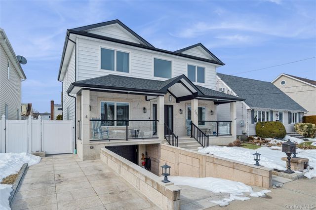 207 Pershing Parkway, Mineola, NY 11501