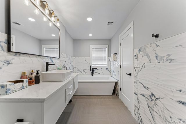 207 Pershing Parkway, Mineola, NY 11501