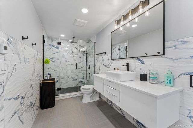 207 Pershing Parkway, Mineola, NY 11501