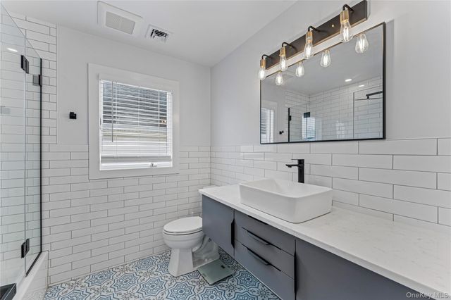 207 Pershing Parkway, Mineola, NY 11501