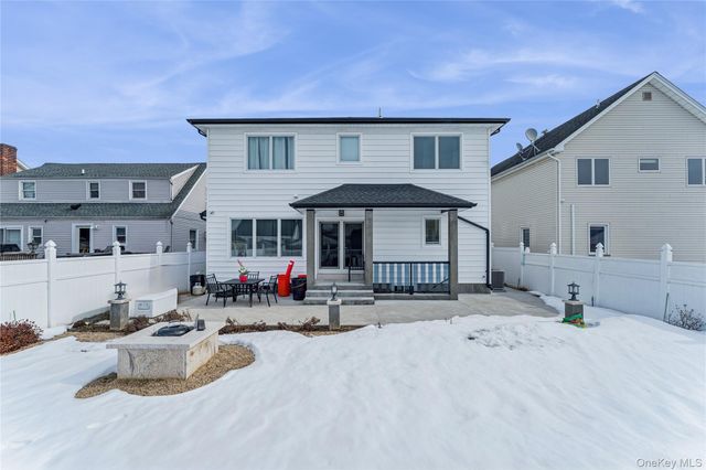 207 Pershing Parkway, Mineola, NY 11501