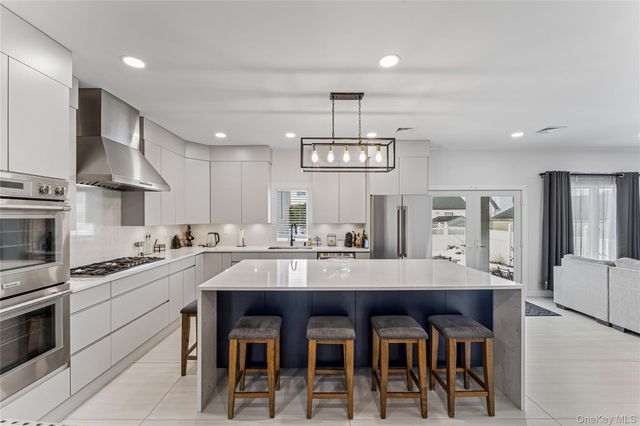 207 Pershing Parkway, Mineola, NY 11501