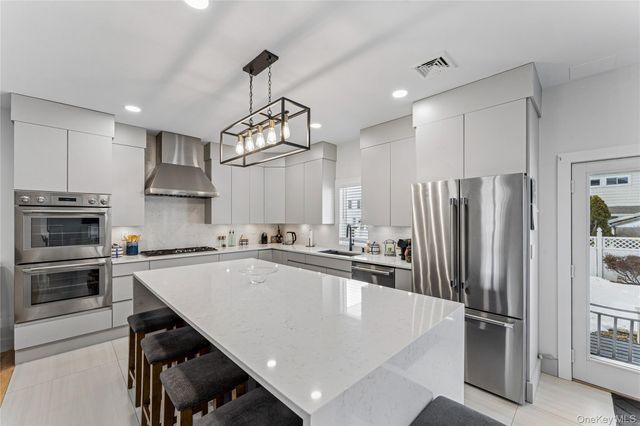 207 Pershing Parkway, Mineola, NY 11501