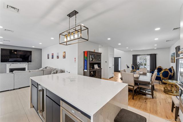 207 Pershing Parkway, Mineola, NY 11501